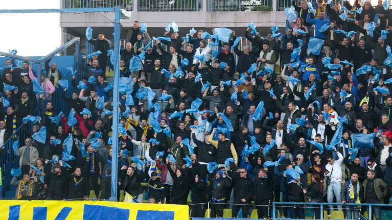 Γιατί οι οπαδοί του Παναιτωλικού σήκωσαν μπλε σακούλες σκουπιδιών [εικόνες - βίντεο]