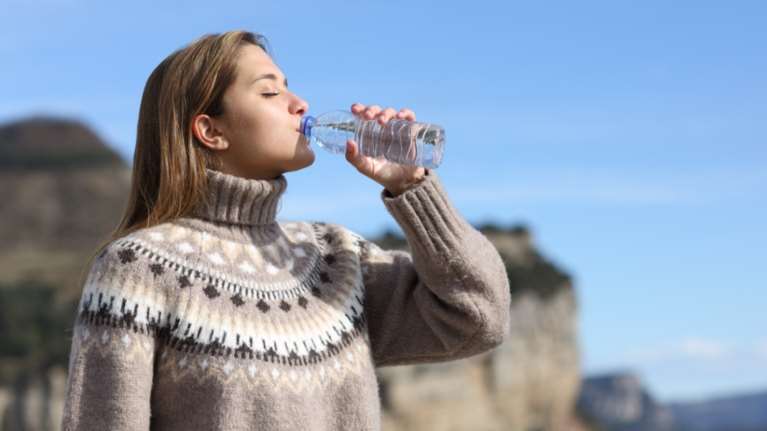 5 σημάδια που μαρτυρούν αφυδάτωση (και δεν έχουν να κάνουν με τη δίψα)