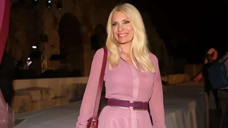 H Ελένη Μενεγάκη δείχνει το εσωτερικό του σπιτιού της στα Μελίσσια