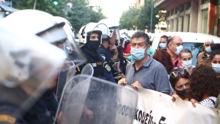 Ένταση έξω από το υπουργείο Υγείας: Πιάστηκαν στα χέρια μέλη της ΠΟΕΔΗΝ και αστυνομικοί [εικόνες]