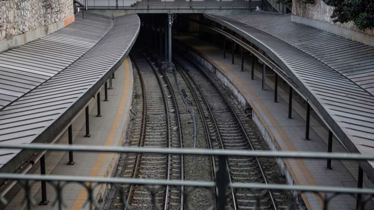 Ποινική δίωξη στον φύλακα που ξέχασε να κατεβάσει τις μπάρες σε σιδηροδρομική διάβαση