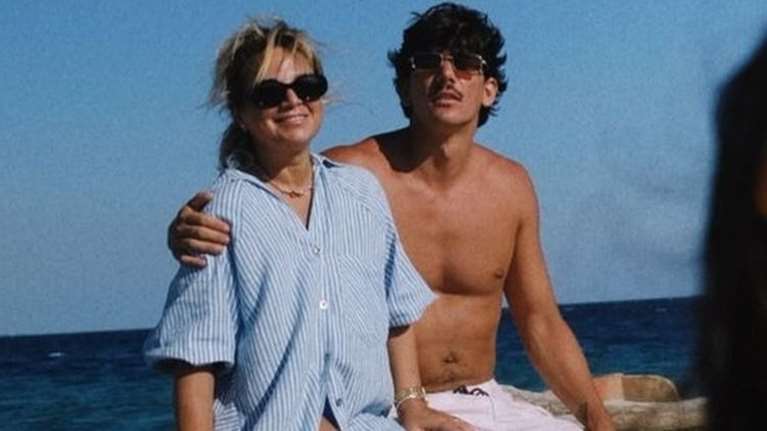 Νάνσυ Ζαμπέτογλου: Με ριγέ πουκάμισο στην παραλία – Η φωτογραφία με τον Παύλο Γαλακτερό