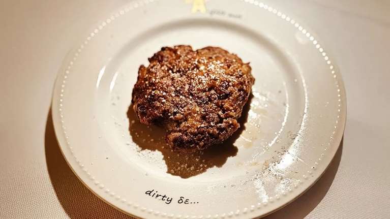 Γι' αυτό το μπιφτέκι πρόβατο θα μιλά σύντομα όλη η Αθήνα: Ποιος το φτιάχνει και πού το τρως