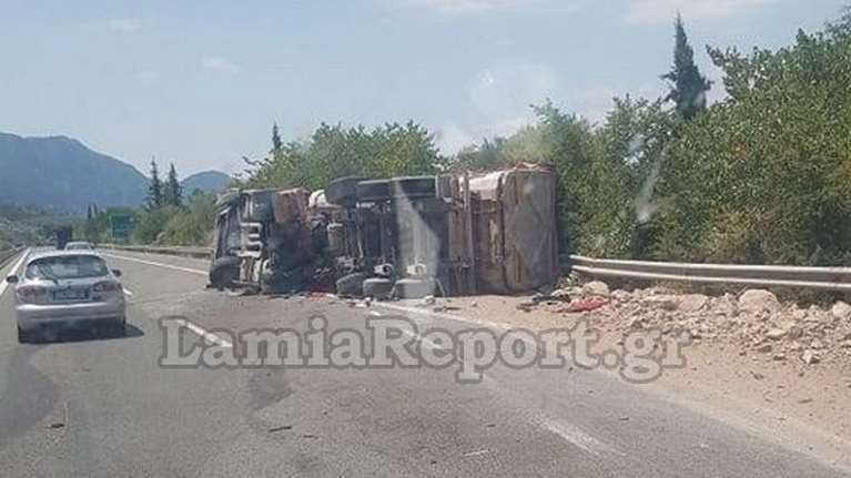 Τροχαίο στην Αθηνών-Λαμίας στο ύψος του Αγίου Κωνσταντίνου: Ανατράπηκε νταλίκα γεμάτη πέτρες [Εικόνες]