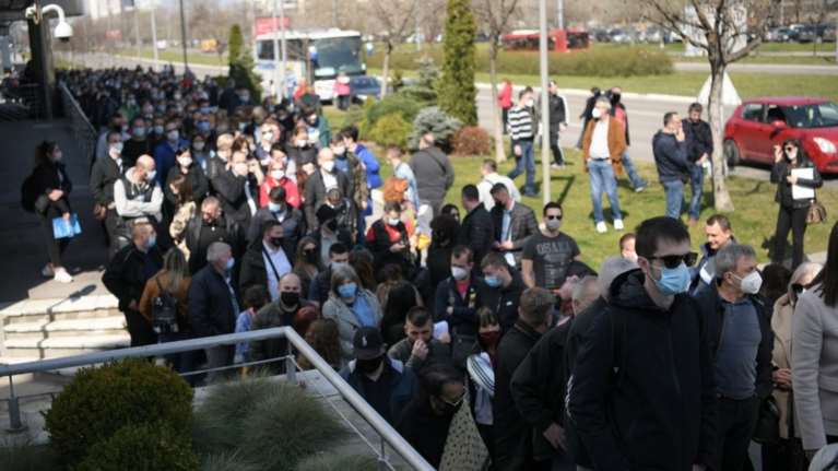 Η Σερβία εμβολιάζει τα Βαλκάνια: Έσπευσαν χιλιάδες από γειτονικές χώρες - Μποτιλιάρισμα στα σύνορα [Βίντεο]