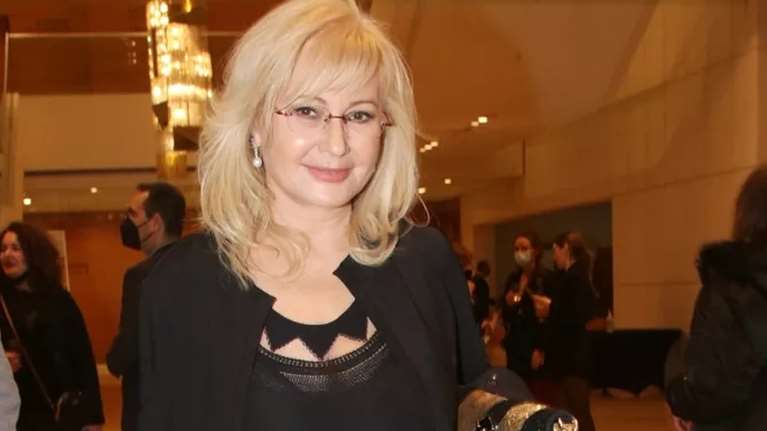 Η Αγγελική Νικολούλη στόλισε: Η φωτογραφία από το "ζεστό" καθιστικό της με το πανύψηλο δέντρο