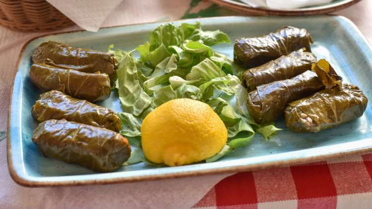 Παλίρροια: Τυλίγει 2 εκατ. ντολμαδάκια την ημέρα σε Κίνα, Ιορδανία, Βουλγαρία και Ελλάδα