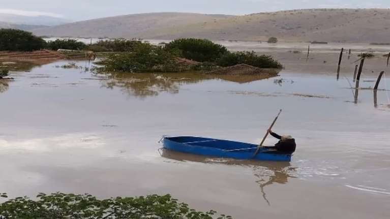 80χρονος ψαράς με τη βάρκα του έσωσε 15 ανθρώπους στη Μεταμόρφωση Καρδίτσας- &quot;Ηταν ένας στο νερό μέχρι το σαγόνι&quot;