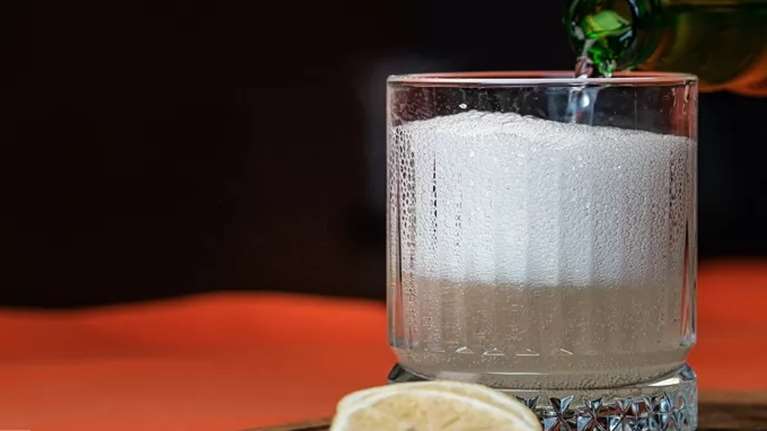 Πότε είναι κακό να πίνεις ανθρακούχο νερό; Οι περιπτώσεις που μπορεί να σε βλάψει