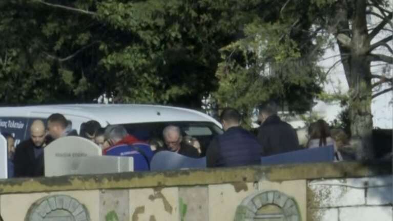 Βέροια: Οδύνη στην κηδεία του βρέφους  - Απομάκρυναν τον πατέρα από την εκκλησία και το νεκροταφείο