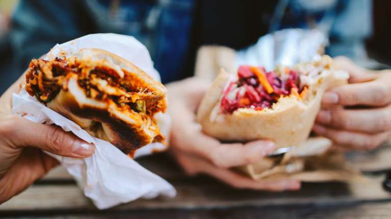 Τα καλύτερα streed food της Αθήνας: Τα στέκια που απογειώνουν το φαγητό στο χέρι