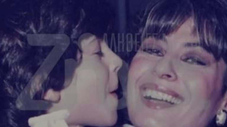 Λιζέτα Νικολάου: &quot;Η μητέρα μου με μεγάλωσε μόνη της&quot; λέει συγκινημένος ο γιος της Αλέξανδρος Λιάνης