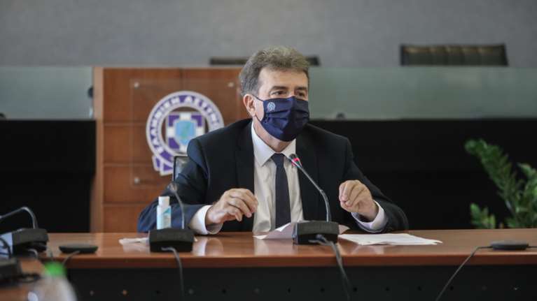 Γιατί η &quot;Αυγή&quot; δίνει το &quot;Χρυσό Βατόμουρο&quot; στον Χρυσοχοΐδη για το βίντεο της ΕΛ.ΑΣ. από την εκκένωση του ΑΠΘ