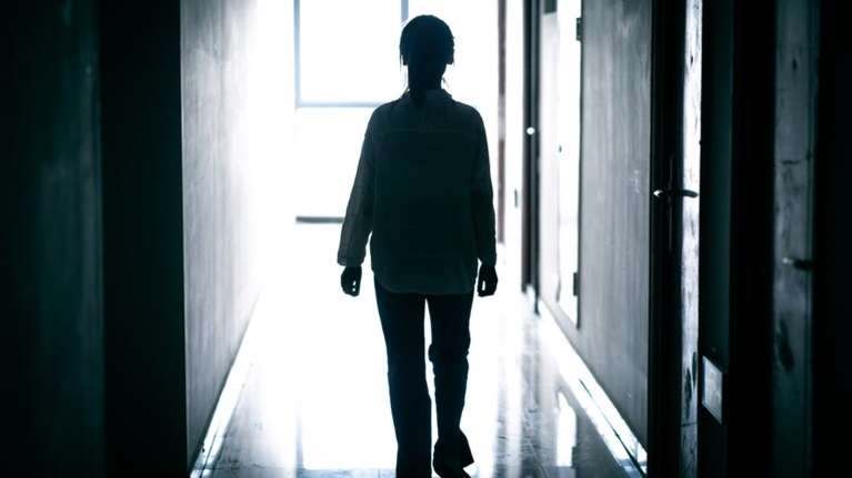 &quot;Την κοίταξα όταν έβαλε τα μαλλιά στο στόμα και τραβήχτηκε ενοχικά&quot; – Πώς αποκαλύφθηκε η τρίχινη μπάλα στο στομάχι της 14χρονης