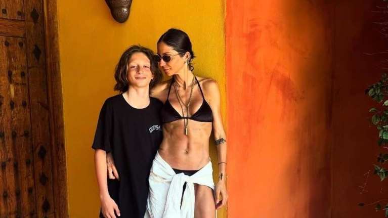 Η cool φωτογράφιση της Σοφίας Καρβέλα με τους γιους της την πρώτη μέρα του σχολείου