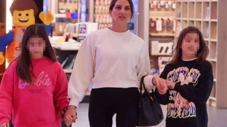 Σταματίνα Τσιμτσιλή: Για shopping με τις κόρες της - Δείτε πόσο έχουν ψηλώσει