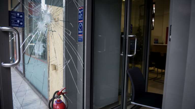 Πάτρα: Φθορές από αγνώστους σε τράπεζες και σε υπηρεσία του υπουργείου Δικαιοσύνης