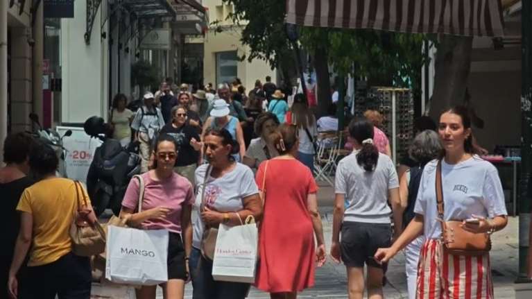 Εκπτώσεις και ήπιες θερμοκρασίες &quot;γέμισαν&quot; το εμπορικό κέντρο της Αθήνας