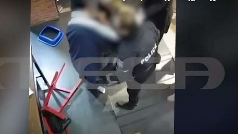 Κοζάνη: Γυναίκα παραλίγο να πνιγεί με σουβλάκι - Καρέ-καρέ η διάσωση από αστυνομικό [βίντεο]