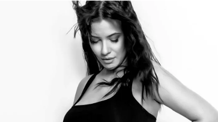 Λάουρα Νάργες: Ποζάρει με μπικίνι στον έκτο μήνα της εγκυμοσύνης της