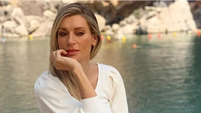 Η Ζέτα Δούκα με μαύρο μπικίνι εντυπωσιάζει με τους γραμμωμένους της κοιλιακούς