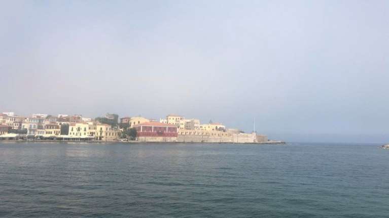 "Μεταφερόμενη ομίχλη": Τι είναι το σπάνιο φαινόμενο που σκέπασε τα Χανιά [εικόνες]