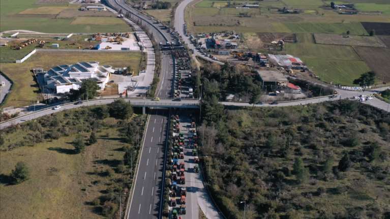 Κόμβος Νίκαιας στη Λάρισα: Στήνεται αγροτικό &quot;μπλόκο&quot; πριν την Εθνική Οδό - 300 τρακτέρ απέναντι στα ΜΑΤ [Βίντεο]