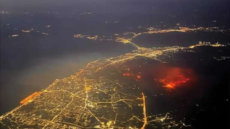 Καθημερινή: Ο Πάσχος Μανδραβέλης γράφει για τα δυο παιδιά που έχουν προφυλακιστεί για τη φωτιά στο Γηροκομείο της Πάτρας