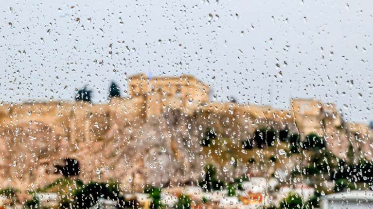 Καιρός: Ξανά φθινοπωρινό το σκηνικό με &quot;βουτιά&quot; του υδράργυρου και καταιγίδες - Ποιες περιοχές θα χτυπηθούν