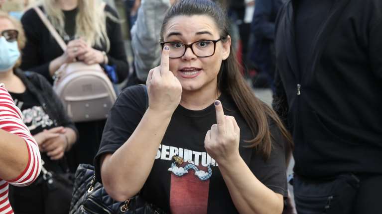 Χρυσή Αυγή: Nέο προκλητικό σόου Ουρανίας με τη γνωστή χειρονομία - Τι φώναξε στον πατέρα της πριν μπει στην κλούβα [Βίντεο]