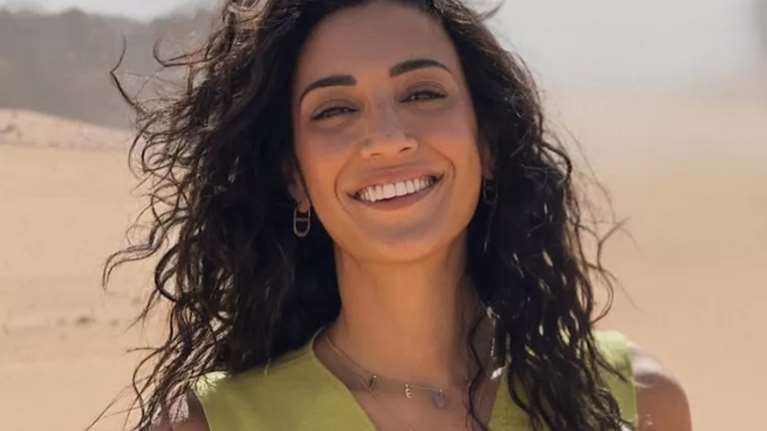 Η Ευγενία Σαμαρά με πολύχρωμο πλεκτό καπέλο