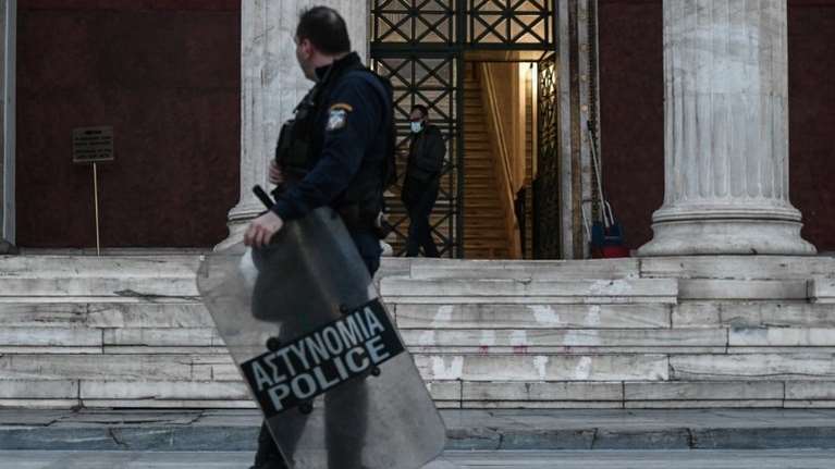 Ζωγράφου: Επίθεση στο γραφείο του πρύτανη της Πανεπιστημιούπολης - Έσπασαν τζάμια και έγραψαν συνθήματα