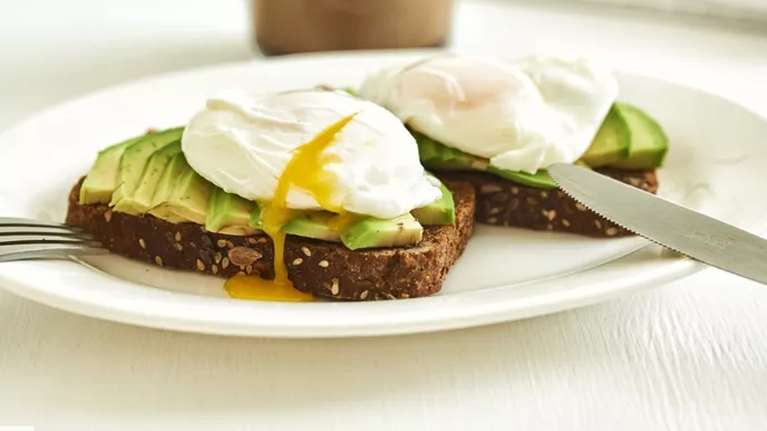 Αβοκάντο με αυγό: Γιατί είναι ο ιδανικός συνδυασμός για ένα απόλυτα υγιεινό πρωινό;