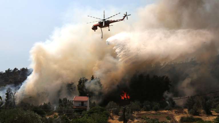Ηράκλειο: Σε εξέλιξη πυρκαγιά στη Λυγαριά Μαλεβιζίου - Μεγάλη κινητοποίηση της Πυροσβεστικής [Βίντεο]