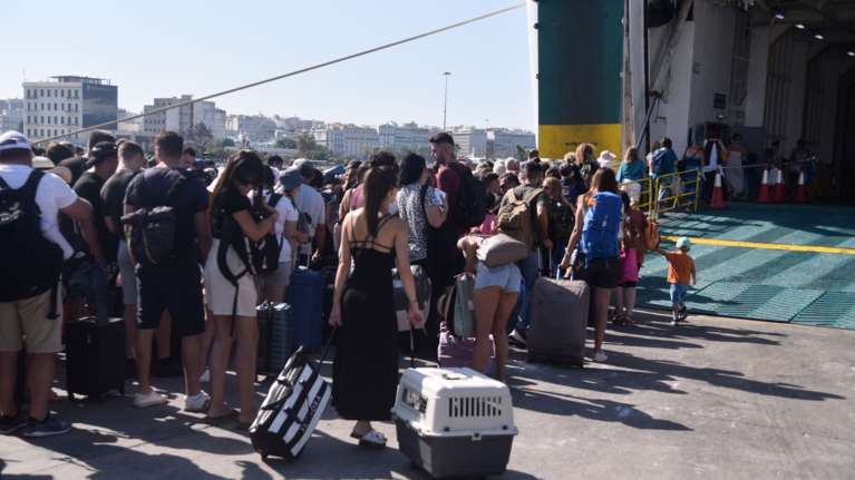 Αδειάζει η Αθήνα: Το αδιαχώρητο στα λιμάνια Πειραιά, Ραφήνας και Λαυρίου [εικόνες]