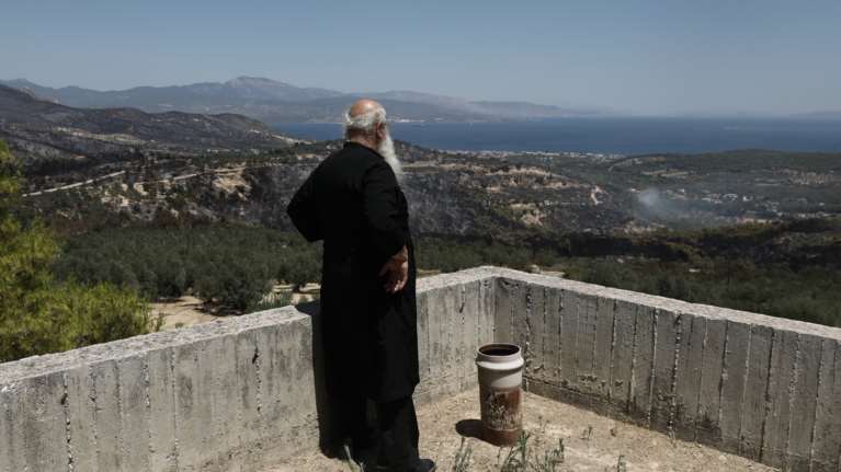 Κορονοϊός: Κόλλησε ιερέας που χλεύαζε τους πιστούς στην εκκλησία που φορούσαν μάσκα