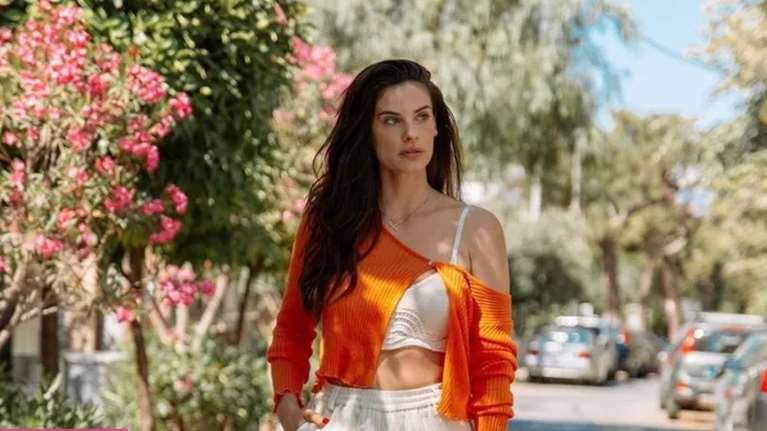 Τζιν σορτς: Η Χριστίνα Μπόμπα σου δείχνει τον ιδανικό τρόπο για να το φορέσεις