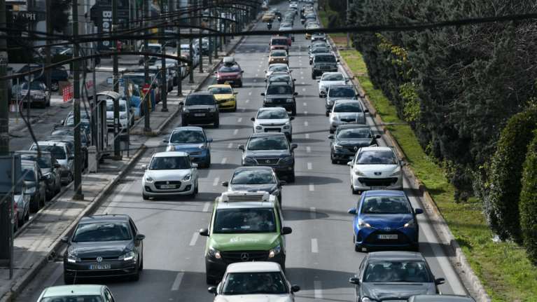 Κίνηση στην Αθήνα: Ουρές ταλαιπωρίας σε όλο το κέντρο - Σε ποια σημεία η κυκλοφορία γίνεται σημειωτόν