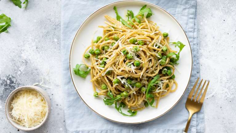 Σούπερ συνταγή: Καλοκαιρινή μακαρονάδα με την πιο απρόσμενη σάλτσα και 3 κρυμμένα λαχανικά