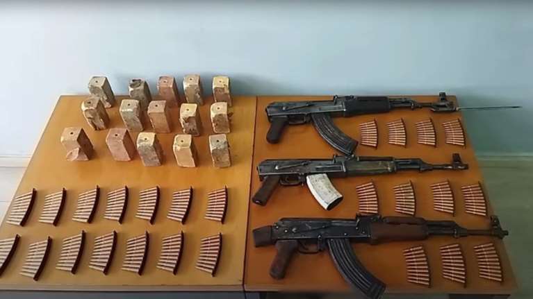 Σάκοι με καλάσνικοφ, γεμιστήρες και 6 κιλά εκρηκτικά TNT στα ελληνοαλβανικά σύνορα [βίντεο]