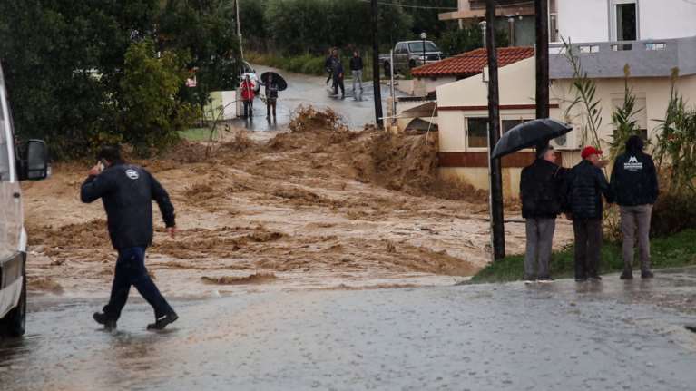 Τα δύο πρόσωπα του καιρού το φθινόπωρο: Πλημμύρες στη δυτική Ελλάδα, ανομβρία στην υπόλοιπη