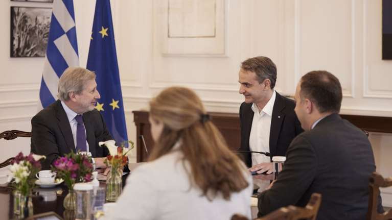 Μητσοτάκης σε Γιοχάνες Χαν: Το νέο δημοσιονομικό πλαίσιο να παρέχει περιθώρια για έκτακτες ανάγκες