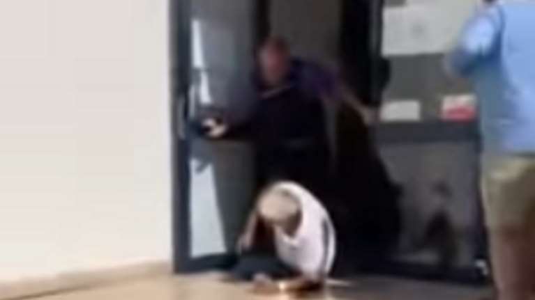 Σάλος στην Κρήτη: Σεκιουριτάς έβγαλε με τις κλωτσιές πολίτη έξω από τη ΔΕΔΔΗΕ [βίντεο]