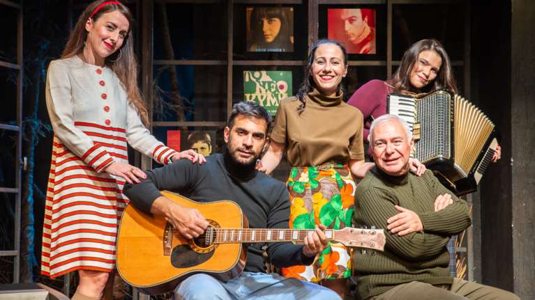 Η σκηνή του θεάτρου ELIART  κάθε Τετάρτη μετατρέπεται σε μπουάτ