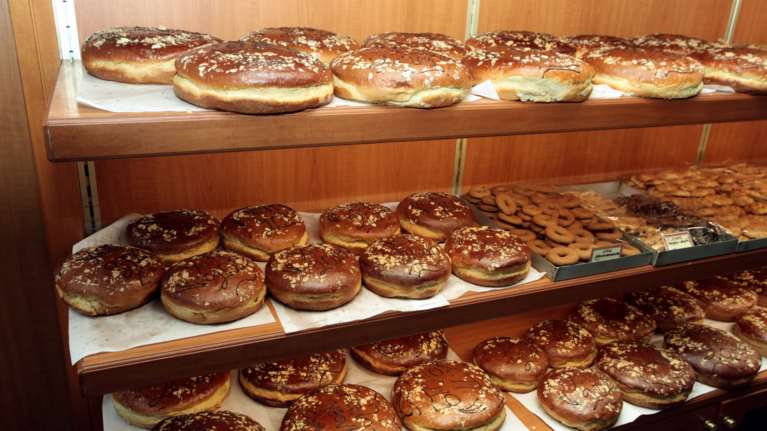 Ακρίβεια: Αλμυρές οι τιμές για την παραδοσιακή βασιλόπιτα και το τσουρέκι - Η &quot;χρυσή&quot; συμβουλή για την τσέπη μας