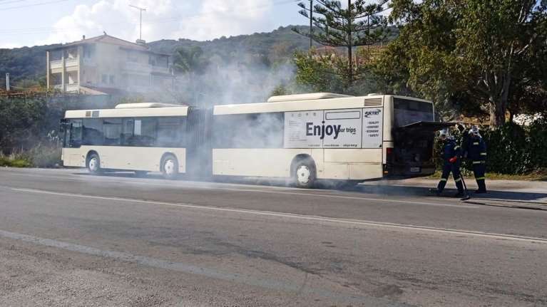 Ο ήρωας της ημέρας: Αρχικελευστής του Π. Ν. προσπέρασε και σταμάτησε φλεγόμενο λεωφορείο - Δεν τον άκουγε ο οδηγός