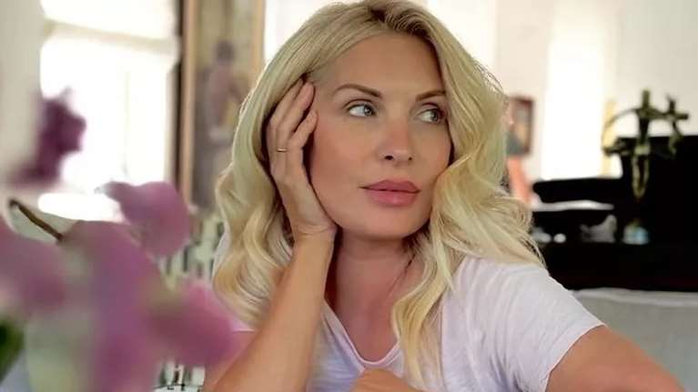 Η Ελένη Μενεγάκη με τις πιτζάμες της στο σαλόνι του σπιτιού της