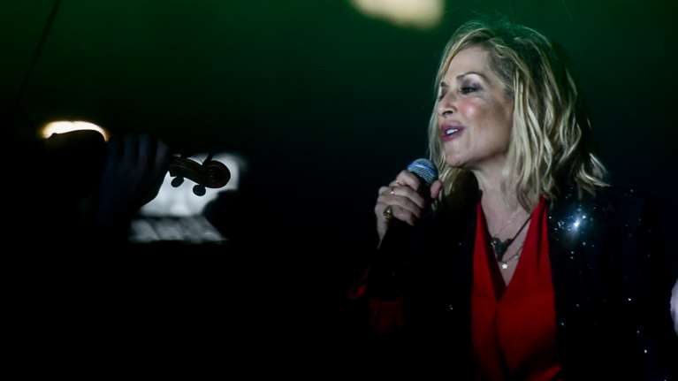 Αννα Βίσση: "Εκαψε καρδιές" με την εμφάνισή της στο Mega- Χαμός στα social media [βίντεο]