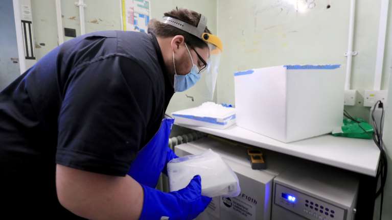 &quot;V day&quot; στη Μεγάλη Βρετανία: Ξεκινά η ιστορική επιχείρηση του μαζικού εμβολιασμού