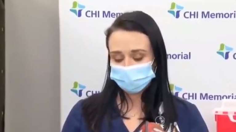 Συγκλονιστικό: Νοσοκόμα λιποθυμά live μετά τη λήψη εμβολίου στις ΗΠΑ [Βίντεο]